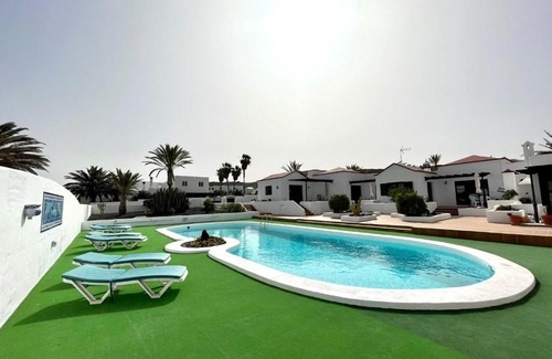 Charco del Palo Apartamento | Bungalow para nudistas, con Wifi y estupenda vista la Piscina, a pocos metros de la playa