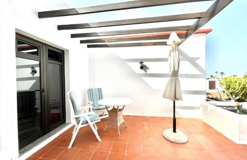 Charco del Palo Apartamento | Bungalow para nudistas, con Wifi y estupenda vista la Piscina, a pocos metros de la playa