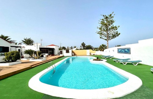 Charco del Palo Apartamento | Bungalow para nudistas, con Wifi y estupenda vista la Piscina, a pocos metros de la playa