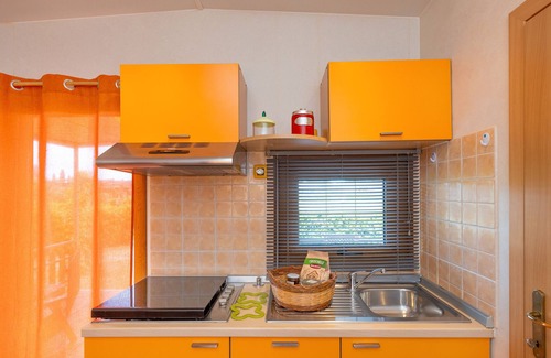 Bibbona Casa | Bungalow 'Stella 1' con piscina compartida, terraza privada y aire acondicionado