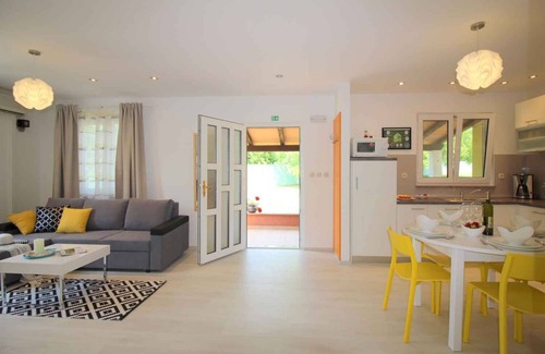 Vrvari Casa | Casa vacacional con piscina y aire acondicionado