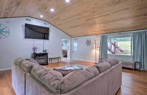 Smith River Casa | Bungalow with Wraparound Deck - 8 Mi to Brookings