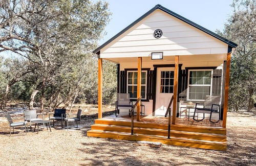 Marble Falls Cabina | Bunk Cabin at Glamping Ranch