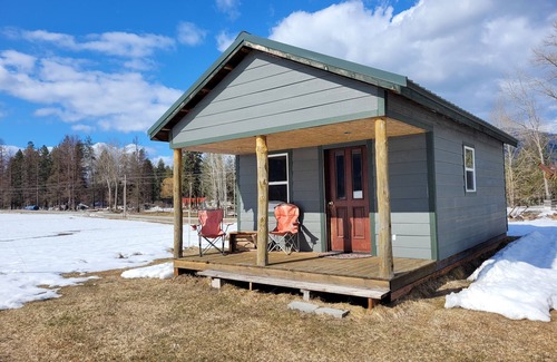 Trout Creek Cabina | bunkhouse near farm animals