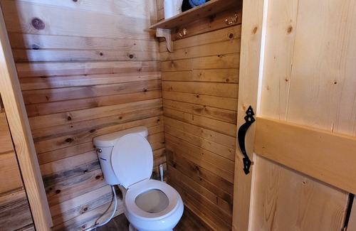 Trout Creek Cabina | bunkhouse near farm animals