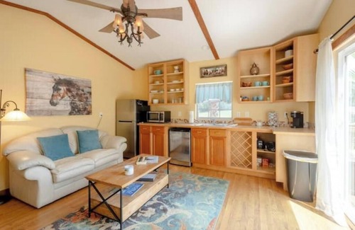 Morriston Casa | Bunkhouse Overlooking 10 Acre Horse Farm