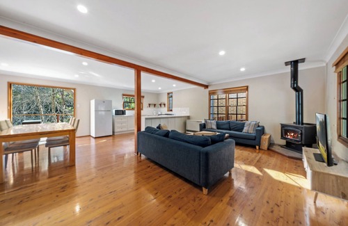 Katoomba Casa | Bunyip Cottage nEscape to Bunyip Cottage - Your Cozy Blue Mountains Getaway