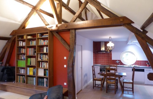 Pontoux Apartamento | Apartamento en Borgoña con balcón, cerca de Beaune, Dijon, Dole, zona tranquila