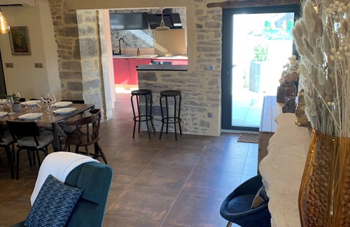Savigny-les-Beaune Casa | Burgundy house and dovecote in the heart of a magnificent wine village