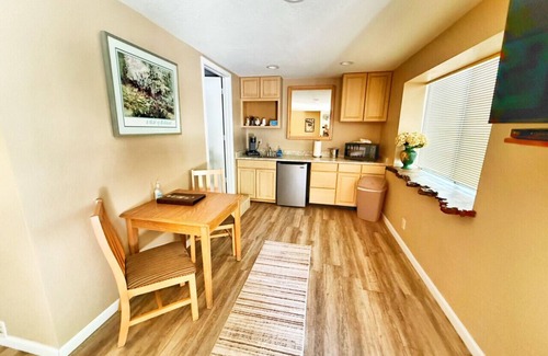Kerby Condominio | Burgundy Room at Kerbyville Inn - Newly Remodeled