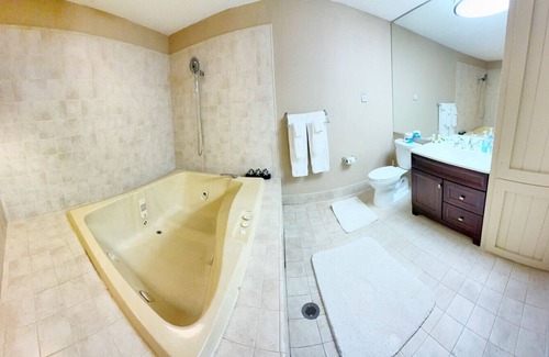 Kerby Condominio | Burgundy Room at Kerbyville Inn - Newly Remodeled