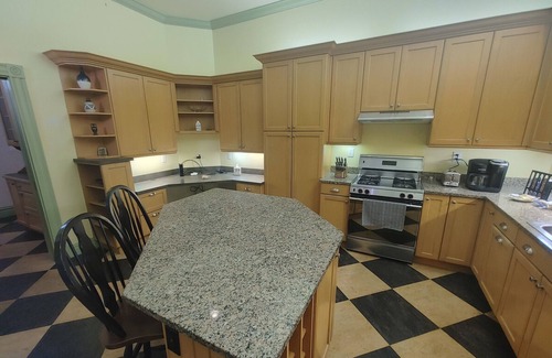 Near Southside Apartamento | Burgundy Room - LAFAYETTE SQUARE