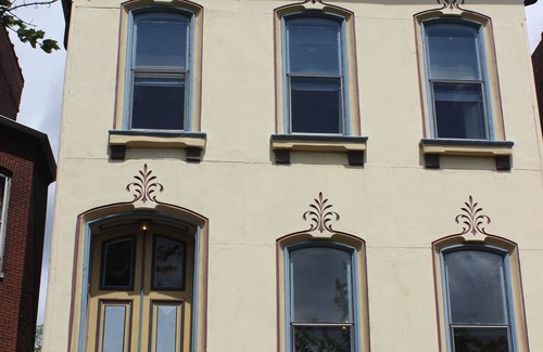 Near Southside Apartamento | Burgundy Room - LAFAYETTE SQUARE