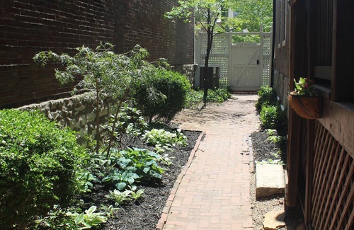 Near Southside Apartamento | Burgundy Room - LAFAYETTE SQUARE
