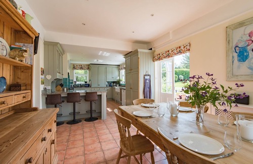 Charing Casa | Burleigh House by Bloom Stays - sleeps 12 guests in 6 bedrooms
