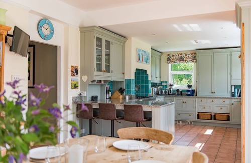 Charing Casa | Burleigh House by Bloom Stays - sleeps 12 guests in 6 bedrooms