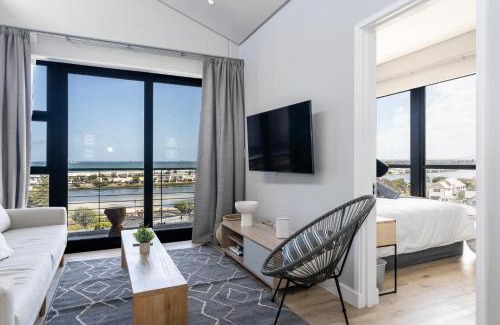 Milnerton Apartamento | Burmeister 607 - Top Floor Corner 2 Bedroom Apartment with Sea and Lagoon Views - Onsite Parking