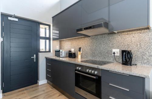Milnerton Apartamento | Burmeister 607 - Top Floor Corner 2 Bedroom Apartment with Sea and Lagoon Views - Onsite Parking