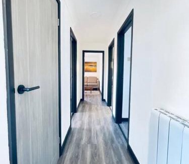 Peterborough Apartamento | Burmer Central Bliss: Modern 3BR/1BA, Full Kitchen