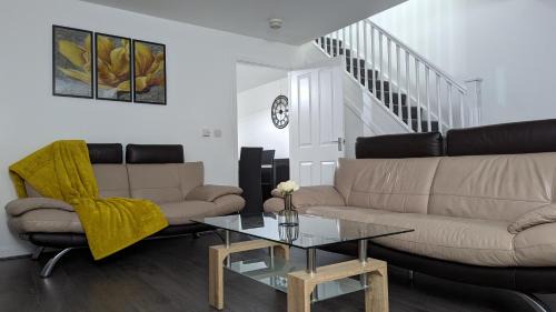 Burnley Casa | Burnley Entire House 4-Bedrooms-Sleeps 6-Driveway