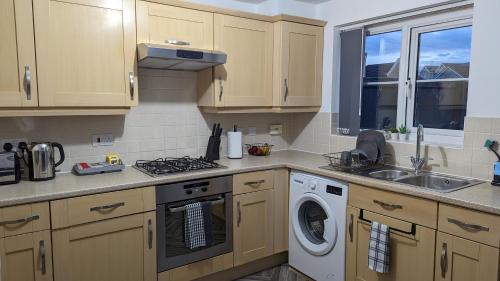 Burnley Casa | Burnley Entire House 4-Bedrooms-Sleeps 6-Driveway
