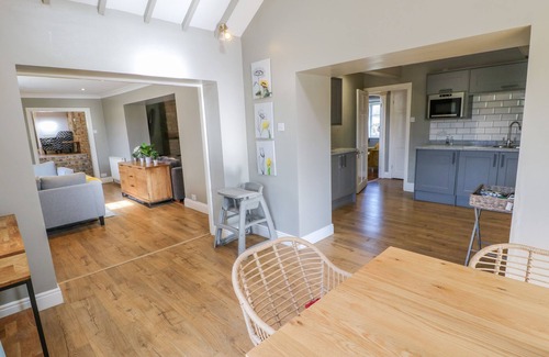Greta Bridge Casa | BURNS COTTAGE, pet friendly, with hot tub in Barnard Castle