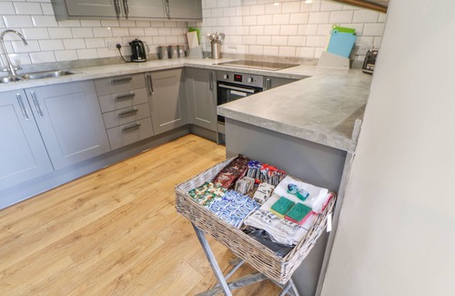 Greta Bridge Casa | BURNS COTTAGE, pet friendly, with hot tub in Barnard Castle