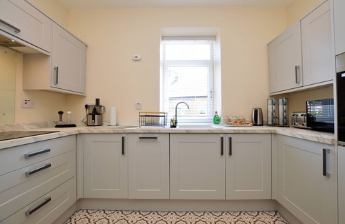 Tighnabruaich Apartamento | Burnside is luxury 3 bedroom apartment, sleeps 6, pet friendly