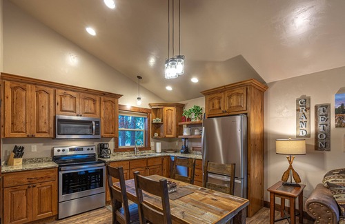West Yellowstone Cabina | Burnt Hole-Sleeps 4, In Town, a 5 cuadras de Yellowstone Nat. Parque