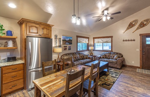 West Yellowstone Cabina | Burnt Hole-Sleeps 4, In Town, a 5 cuadras de Yellowstone Nat. Parque
