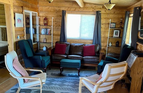 Tok Casa | Burnt Paw House-Modern Comfort in the Last Frontier (For families or casual travelers)