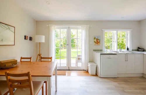 Burrill Lake Cabaña | Burrill Lake View Holiday Cottage