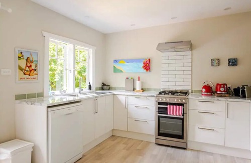 Burrill Lake Cabaña | Burrill Lake View Holiday Cottage