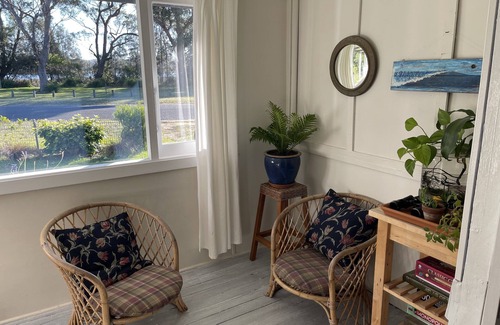 Burrill Lake Cabaña | Burrill Lake View Holiday Cottage