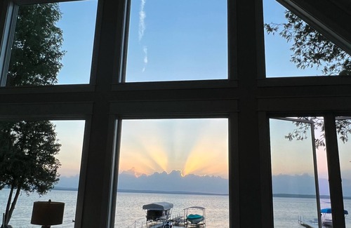 Indian River Casa | Burt Lake Family Getaway East Side cerca de la ciudad de Indian River, MI
