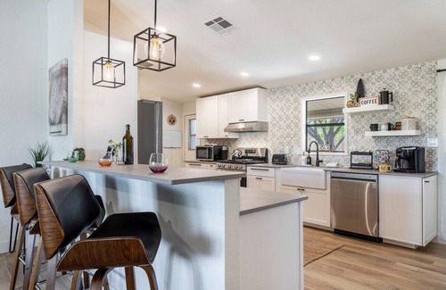 Saguaro West Casa | Bus Stop Saloon by PaseoHomesAZ Cave Creek with Spa