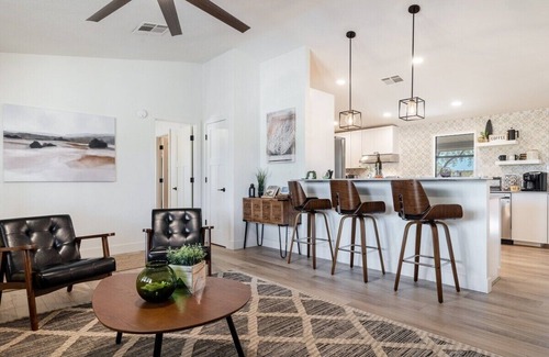 Saguaro West Casa | Bus Stop Saloon by PaseoHomesAZ Cave Creek with Spa