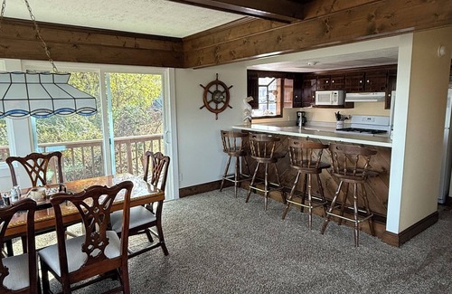 Spring Grove Casa | Busch Gardens-Williamsburg-Fishing-Cornhole-Deck-River View- FIRE TABLE!