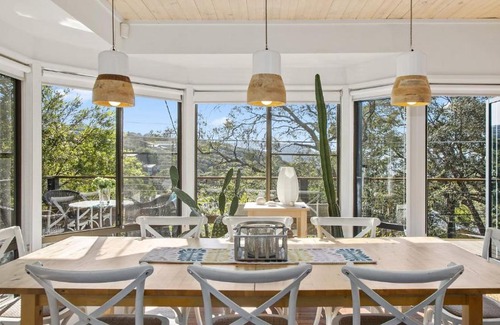 Killcare Casa | Bush and Bay Setting With Easy Walk To Beach