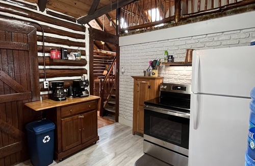 East Stroudsburg Cabina | Bushkill Waterfront Log Cabin