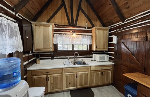East Stroudsburg Cabina | Bushkill Waterfront Log Cabin
