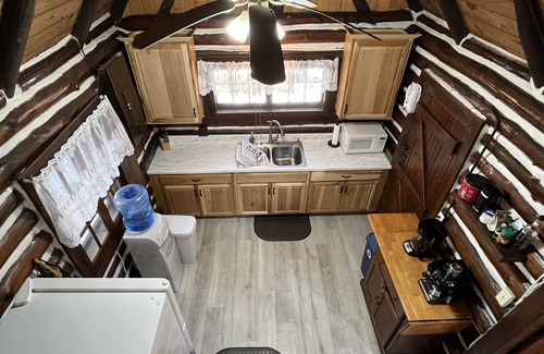 East Stroudsburg Cabina | Bushkill Waterfront Log Cabin