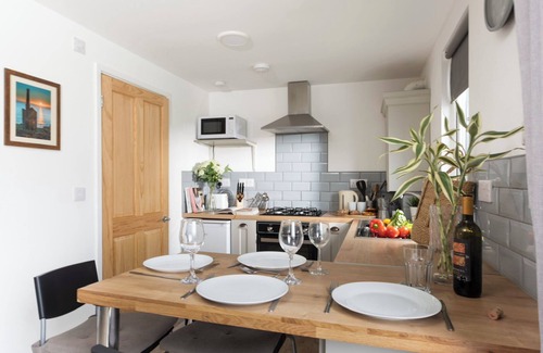 Helford Passage Cabaña | BUSHWOOD LODGE, pet friendly, with a garden in Helston