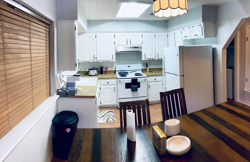 Sherman Casa | Business Professionals on Bordeaux Private Room 1 : w/ WiFi, Cable & Gym
