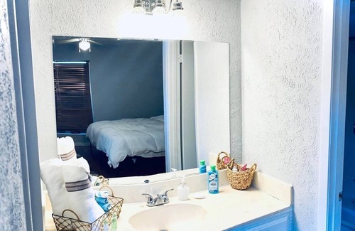 Sherman Casa | Business Professionals on Bordeaux Private Room 1 : w/ WiFi, Cable & Gym