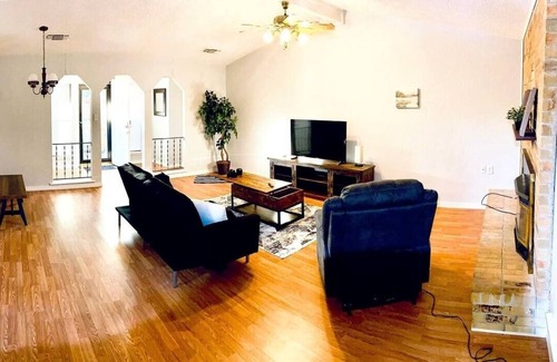 Sherman Casa | Business Professionals on Bordeaux Private Room 3 : w/ Wi-Fi, Cable & Gym