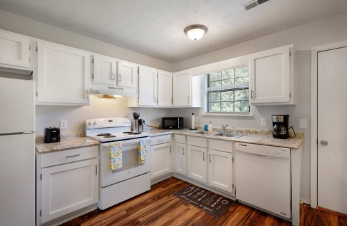 Calhoun Casa | Business-Ready 2 Bedroom Suite