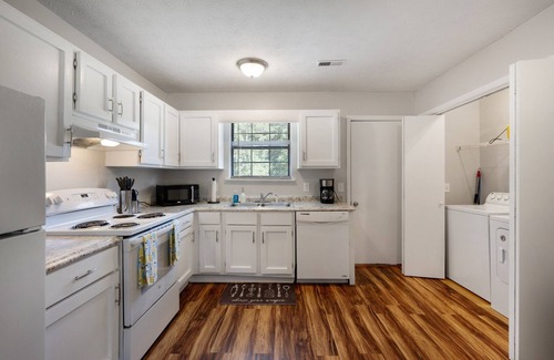 Calhoun Casa | Business-Ready 2 Bedroom Suite
