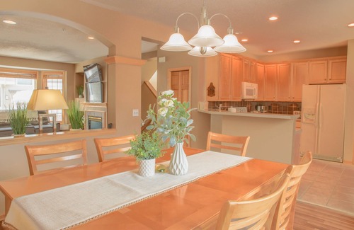 Minnetonka Casa | Business trip & couples friendly, 9 Miles to MPLS, Attached Garage, King Beds