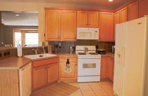Minnetonka Casa | Business trip & couples friendly, 9 Miles to MPLS, Attached Garage, King Beds
